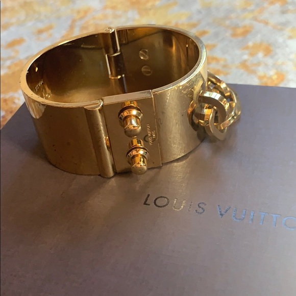 Louis Vuitton Jewelry - Louis Vuitton Manchette Lock Me Gold cuff